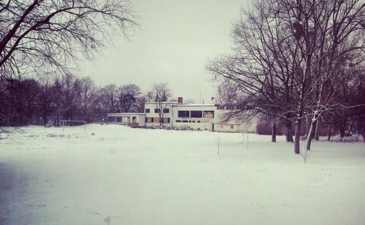 Schneemann bauen und Schlittenfahren Image